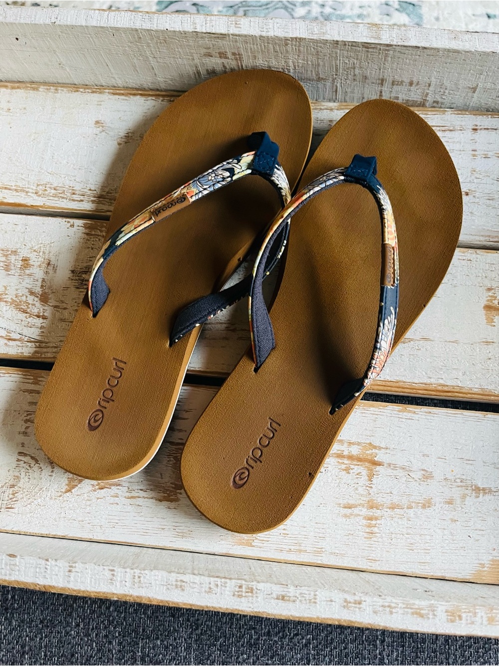 Rip Curl Flip Flop Sandals with Hawaiian Themed Navy Straps Size 8